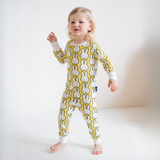 Kind dat de nijntje Hello Yellow bamboe-pyjamaset voor kinderen draagt