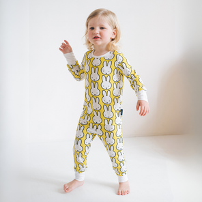 Kind dat de nijntje Hello Yellow bamboe-pyjamaset voor kinderen draagt