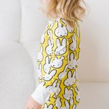 Kind dat de nijntje Hello Yellow bamboe-pyjamaset voor kinderen draagt