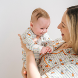 Baby in het ZIPSTER x nijntje geruite Bloom-babypakje van bamboe