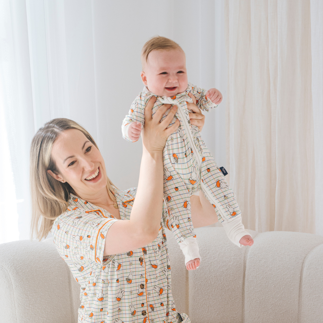 Baby in het ZIPSTER x nijntje geruite Bloom-babypakje van bamboe