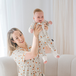 Baby in het ZIPSTER x nijntje geruite Bloom-babypakje van bamboe