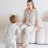Kind dat de nijntje Checkered Bloom bamboe-pyjamaset voor kinderen draagt