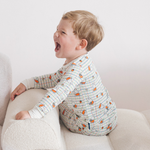 Kind dat de nijntje Checkered Bloom bamboe-pyjamaset voor kinderen draagt