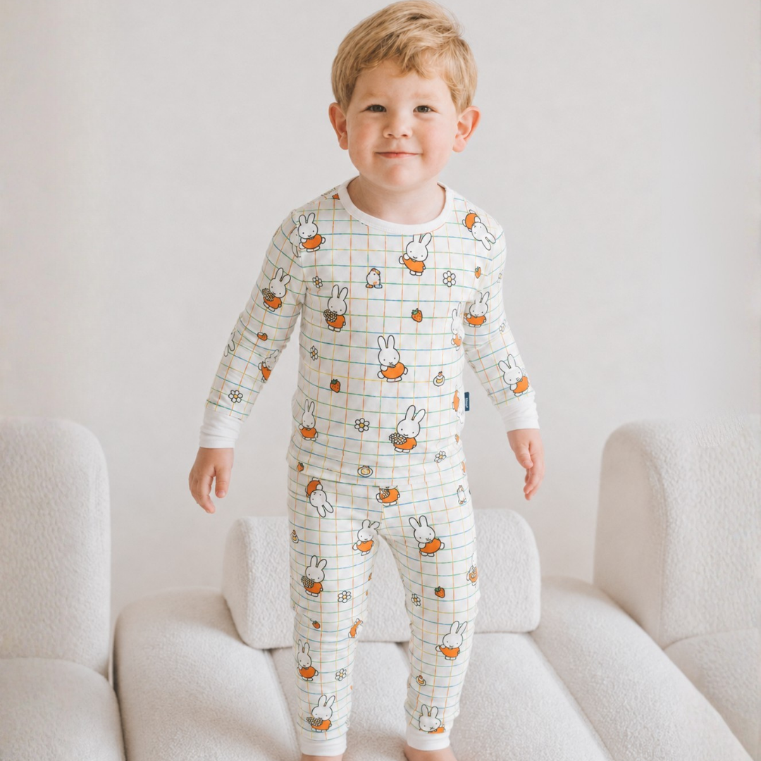 Kind dat de nijntje Checkered Bloom bamboe-pyjamaset voor kinderen draagt