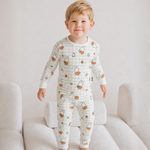 Kind dat de nijntje Checkered Bloom bamboe-pyjamaset voor kinderen draagt