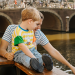 Kind dat het nijntje in Bloom gestreepte kinder-T-shirt met ringer-rand draagt