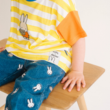 Kind dat het nijntje in Bloom gestreepte kinder-T-shirt met ringer-rand draagt