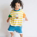 Kind dat het nijntje in Bloom gestreepte kinder-T-shirt met ringer-rand draagt