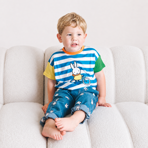 Kind dat het gestreepte kinder-T-shirt met ringer-rand nijntje van Move draagt