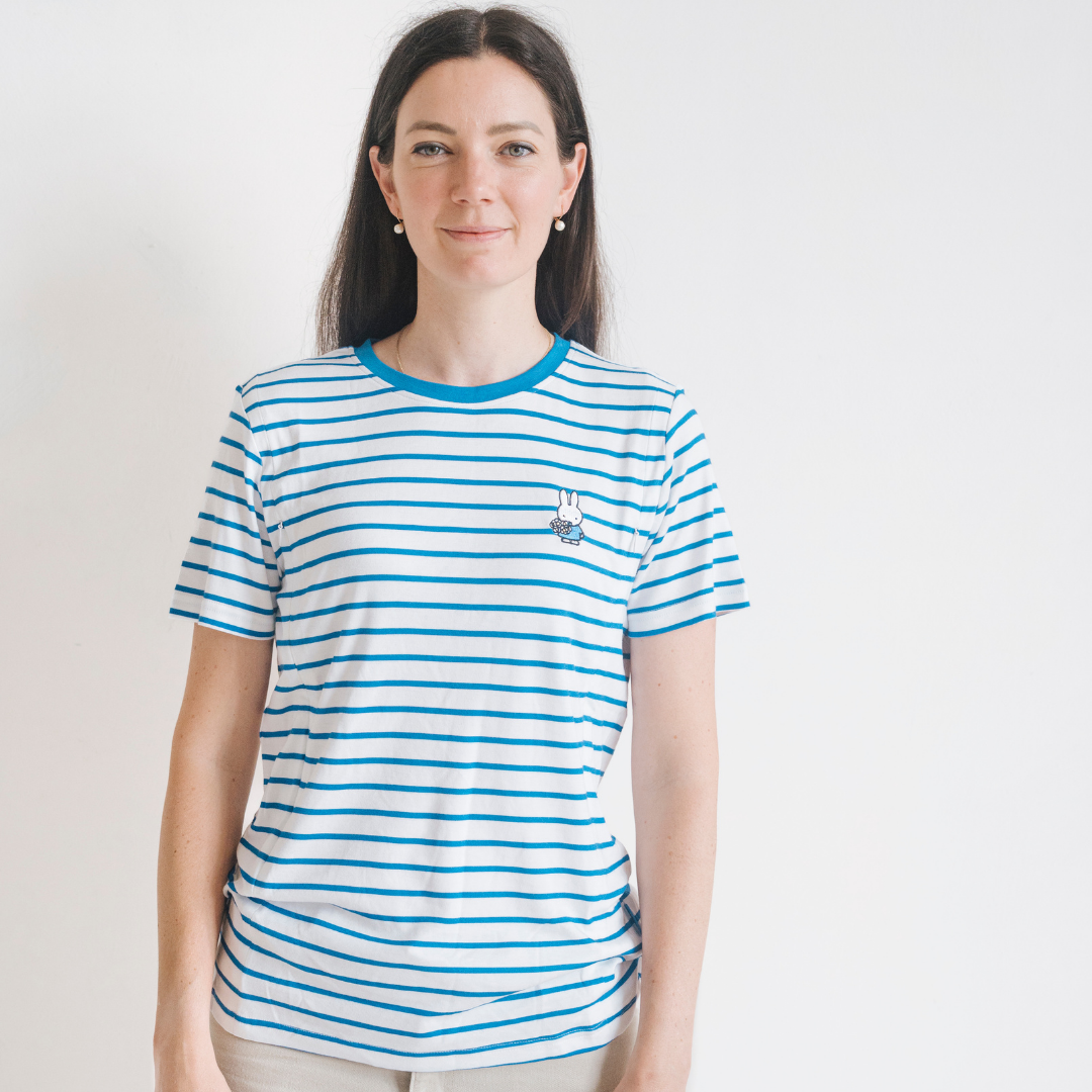Vrouw die het nijntje gestreepte borstvoedings-T-shirt met verborgen borstvoedingsritsen draagt