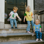 Kind dat het nijntje in Bloom gestreepte kinder-T-shirt met ringer-rand draagt
