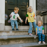 Kind dat het nijntje in Bloom gestreepte kinder-T-shirt met ringer-rand draagt