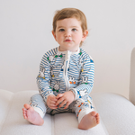Baby in het ZIPSTER x nijntje Peek-a-Boo Blue bamboe-pakje