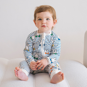 Baby in het ZIPSTER x nijntje Peek-a-Boo Blue bamboe-pakje