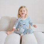 Kind dat de nijntje Peek-a-Boo Blue bamboe-pyjamaset voor kinderen draagt