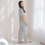 Vrouw die de damespyjamaset nijntje Peek-a-Boo Blue van bamboe draagt