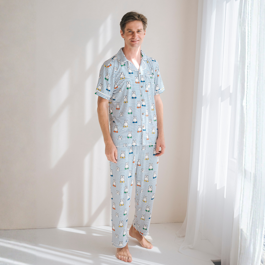 Man die de nijntje Peek-a-Boo Blue bamboe-pyjam set voor heren draagt