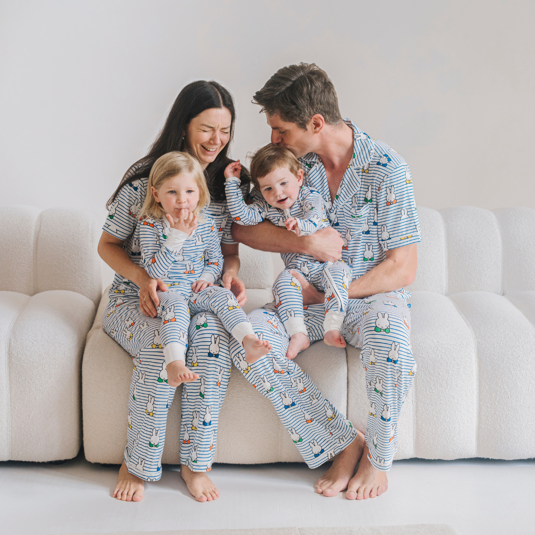 Kind dat de nijntje Peek-a-Boo Blue bamboe-pyjamaset voor kinderen draagt