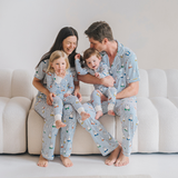 Kind dat de nijntje Peek-a-Boo Blue bamboe-pyjamaset voor kinderen draagt