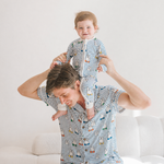 Baby in het ZIPSTER x nijntje Peek-a-Boo Blue bamboe-pakje
