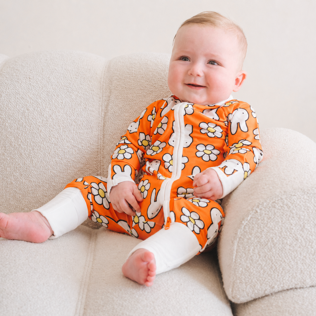 Baby in het ZIPSTER x nijntje Daisy Days bamboe-rompertje