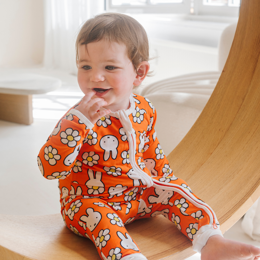 Baby in het ZIPSTER x nijntje Daisy Days bamboe-rompertje