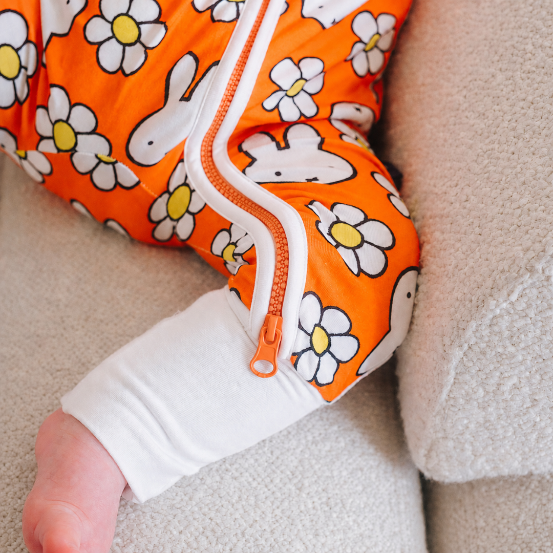 Baby in het ZIPSTER x nijntje Daisy Days bamboe-rompertje