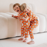 Kind dat de nijntje Daisy Days-pyjamaset van bamboe voor kinderen draagt