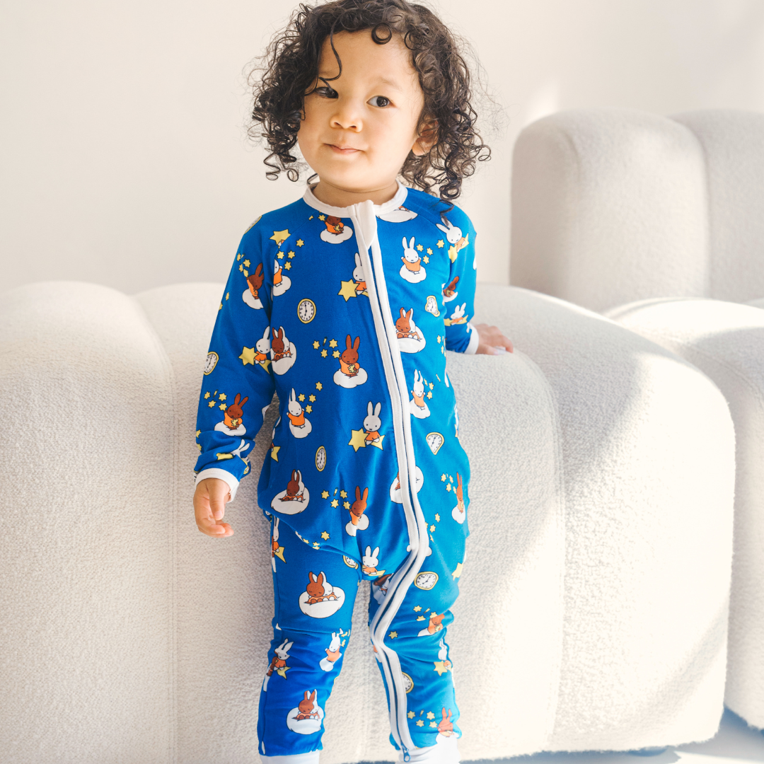Baby in het ZIPSTER x nijntje Starry Sleep bamboe-slaappakje