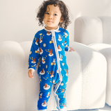 Baby in het ZIPSTER x nijntje Starry Sleep bamboe-slaappakje