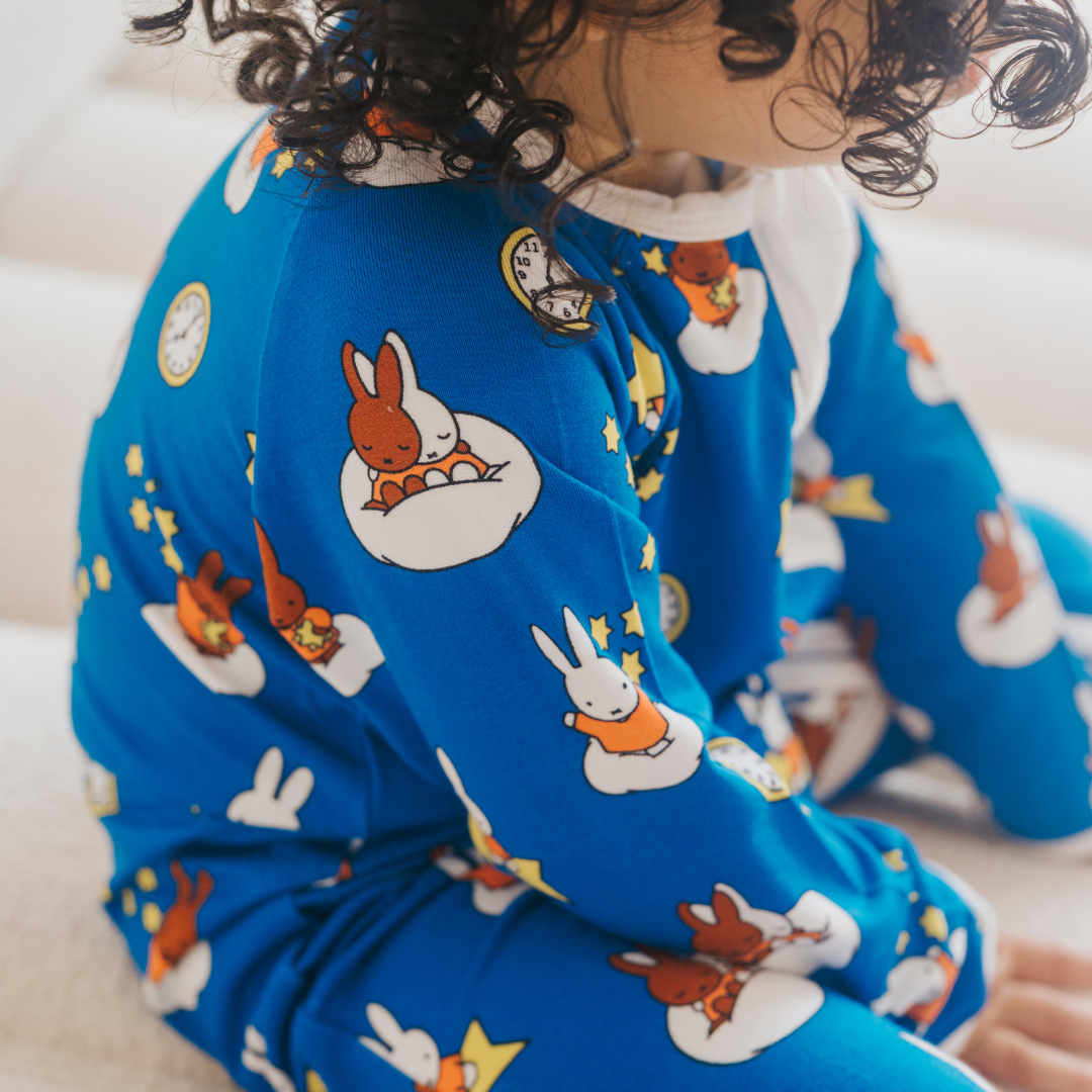 Baby in het ZIPSTER x nijntje Starry Sleep bamboe-slaappakje