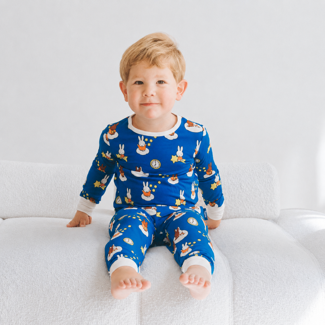 Kind dat de nijntje Starry Sleep bamboe-pyjamaset voor kinderen draagt