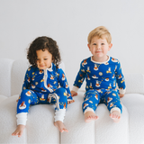 Baby in het ZIPSTER x nijntje Starry Sleep bamboe-slaappakje