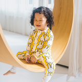 Baby in het ZIPSTER x nijntje Hello Yellow bamboe-rompertje