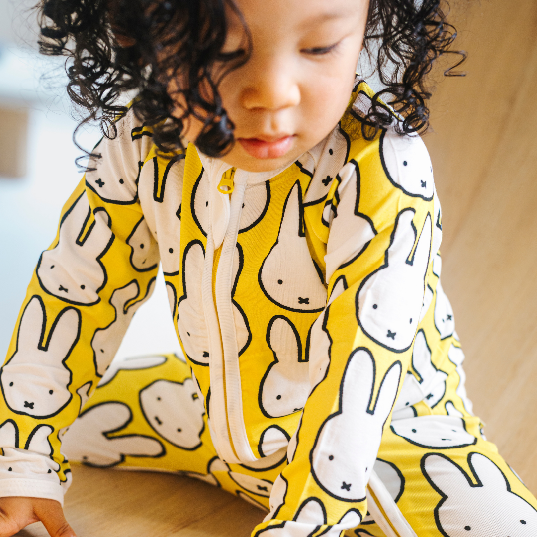 Baby in het ZIPSTER x nijntje Hello Yellow bamboe-rompertje