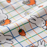 Close-up van de zachte bamboestof van de nijntje Checkered Bloom bamboe-pyjamaset voor kinderen