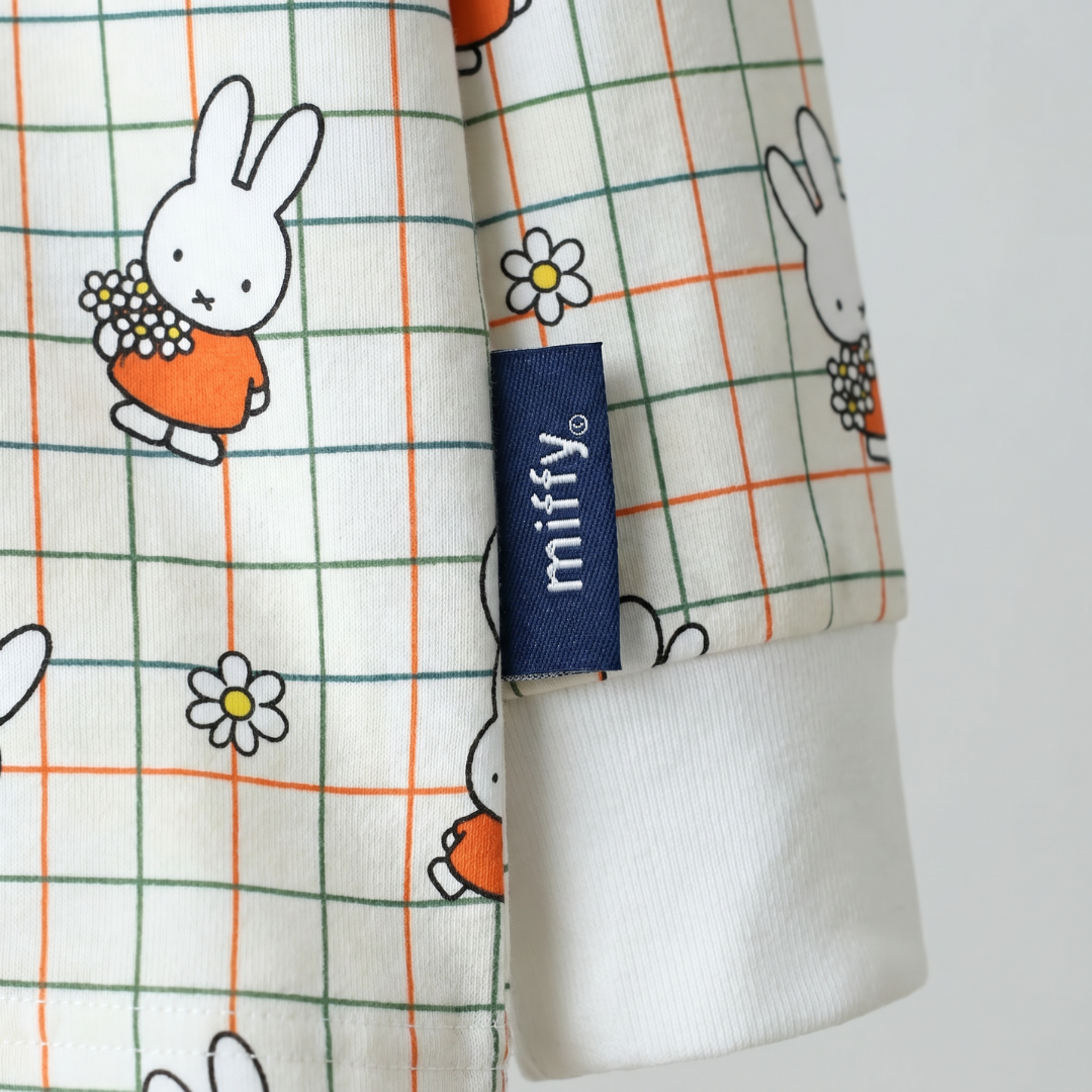 nijntje x Zipster geweven label op de nijntje Checkered Bloom bamboe-pyjamaset voor kinderen