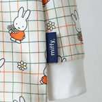 nijntje x Zipster geweven label op de nijntje Checkered Bloom bamboe-pyjamaset voor kinderen