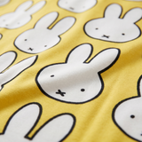 Close-up van de zachte bamboestof van de nijntje Hello Yellow bamboe-pyjamaset voor kinderen