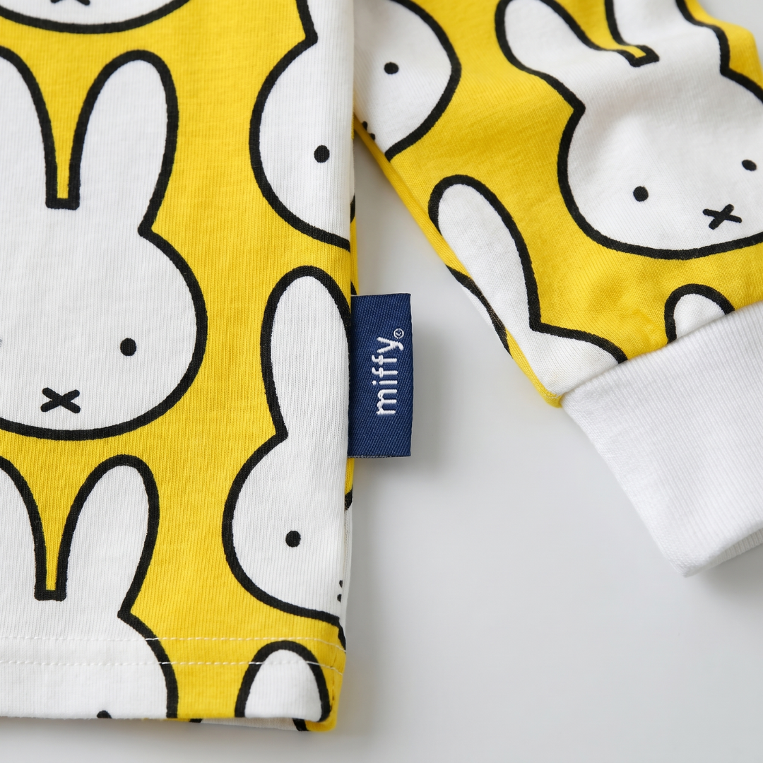 nijntje x Zipster geweven label op de nijntje Hello Yellow bamboe pyjamaset voor kinderen
