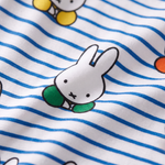 Close-up van de zachte bamboestof van de nijntje Peek-a-Boo Blue bamboe-pyjamaset voor kinderen