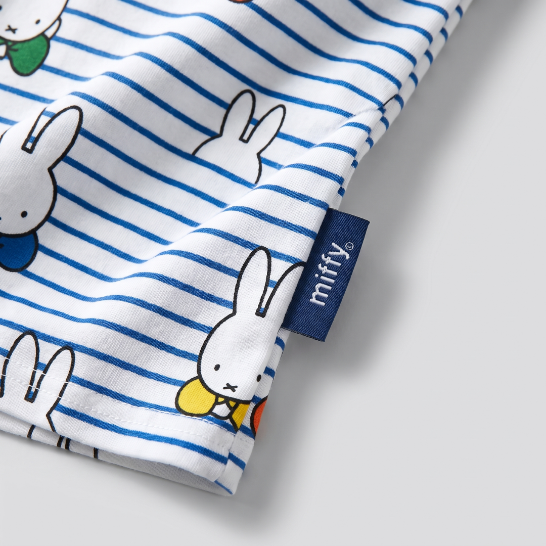 nijntje x Zipster geweven label op de nijntje kinderkleding Peek-a-Boo Blue bamboe pyjamaset