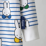 Zipster neklabel op de nijntje Peek-a-Boo Blue bamboe-pyjamaset voor kinderen