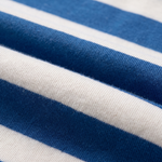 Close-up van de zachte bamboestof van de nijntje uit de Move-bamboe-loungeset, met een fiets-sweatshirt en een groene joggingbroek