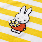 Ontwerpdetail op het nijntje gestreepte kinder-T-shirt met ringer-hals van Bloom