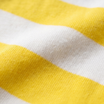 Close-up van de zachte bamboestof van het nijntje gestreepte kinder-T-shirt met ringer-boord in de ‘In Bloom’-print