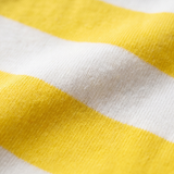 Close-up van de zachte bamboestof van het nijntje gestreepte kinder-T-shirt met ringer-boord in de ‘In Bloom’-print