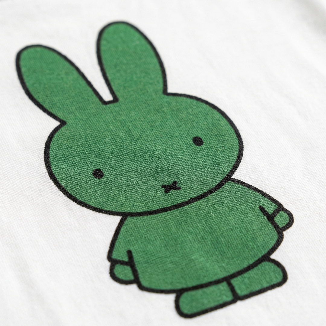 Ontwerpdetail van het witte nijntje kinder-T-shirt met groene nijntje opdruk