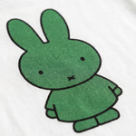 Ontwerpdetail van het witte nijntje kinder-T-shirt met groene nijntje opdruk